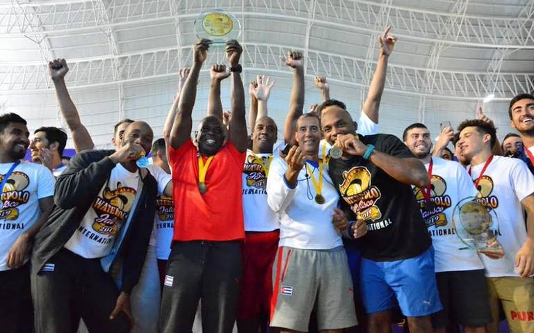 El equipo cubano de polo acuático celebra el título alcanzado en el Torneo Internacional Pro Classics 2019.