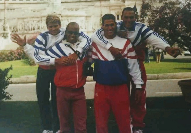 Carlos Ortega, Amílcar Delgado, Johandys Comas y Ernesto Cisneros posan para la cámara con los abrigos deportivos de la selección nacional cubana.