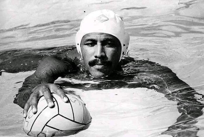 Fotografía de Pablo Roger Cuesta flotando en el agua junto con la pelota en la mano derecha.