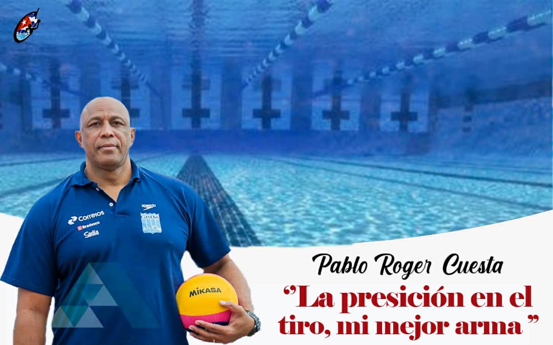 Diseño con una fotografía de Pablo Roger Cuesta con pulóver azul de cuello y un balón Mikasa en la mano izquierda junto al texto Pablo Roger Cuesta "la precisión en el tiro, mi mejor arma" sobre una fotografía subacuática del fondo de una piscina.