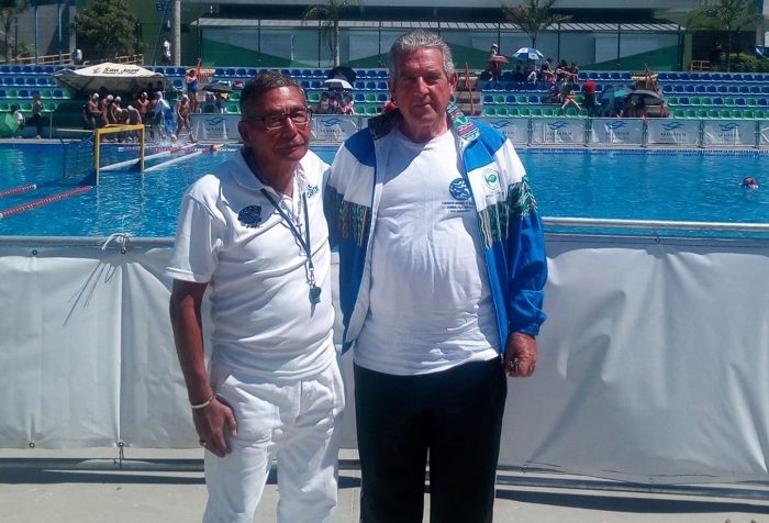 Julian del Campo posa para la cámara junto a un árbitro de CCCAN durante un torneo de CCCAN de polo acuático.