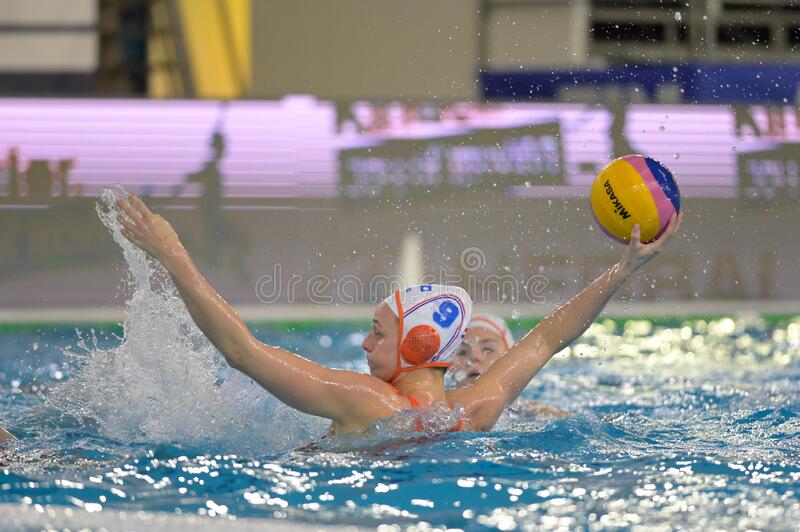 Maartje Keuning de Países Bajos durante el partido entre Países bajos y Eslovaquia del torneo de clasificación femenino de waterpolo para los Juegos Olímpicos de Tokio 2020.