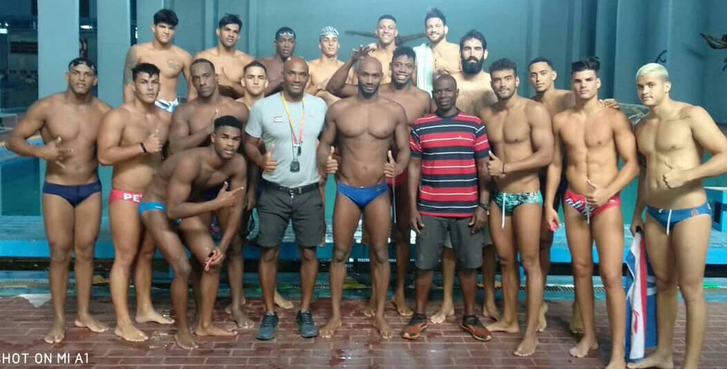 La selección nacional cubana de waterpolo durante un entrenamiento previo a los Juegos Panamericanos de Lima 2019.